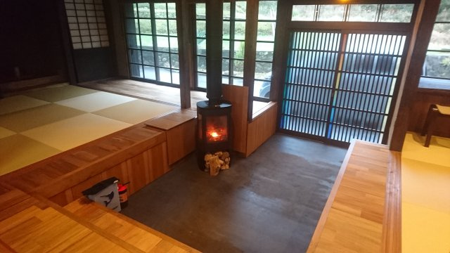薪ストーブのある土間