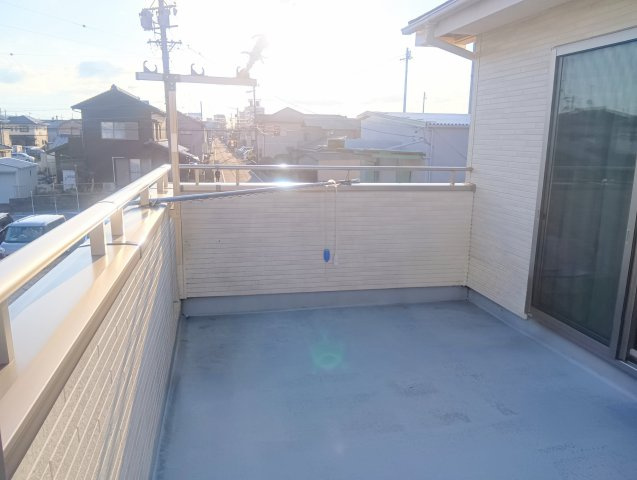 布団や洗濯物を一度に干すことが出来る広さがあります！