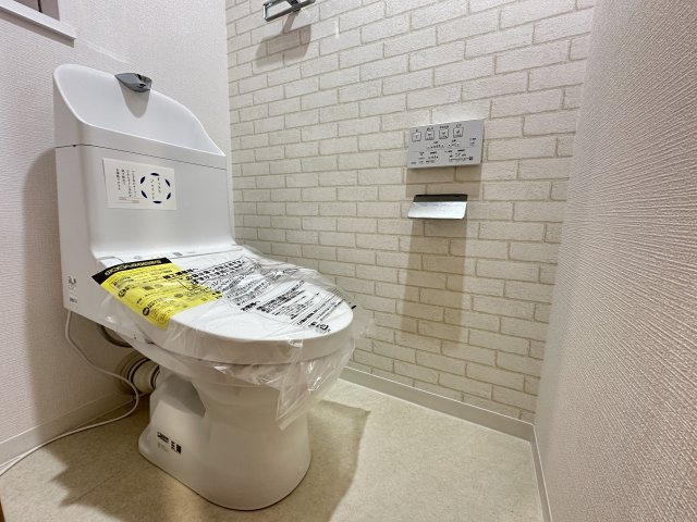 新規交換済！温水洗浄便座一体型の最新トイレ設備です。
