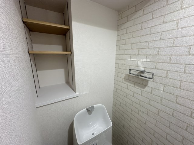 トイレ上部に埋め込み式棚があり説いてっとペーパーなどの収納場所にも困りませんね。