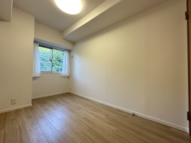 自然の緑が窓から映る、お子様の成長に合わせた家具の配置もしやすいお部屋です。