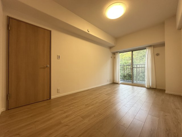 大きな開き戸のある7.5帖のお部屋にもベランダがあり、明るく風通しの良いのが魅力です。