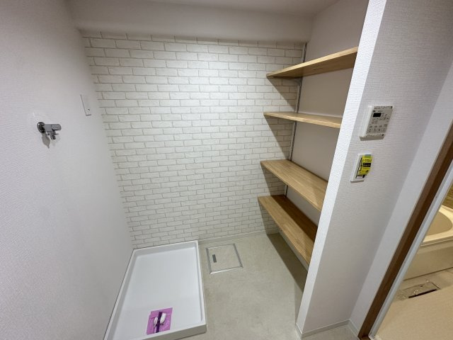 洗濯機横に衣類や箱物や思い出の品もたっぷり収納できる棚完備！整理整頓にも◎！