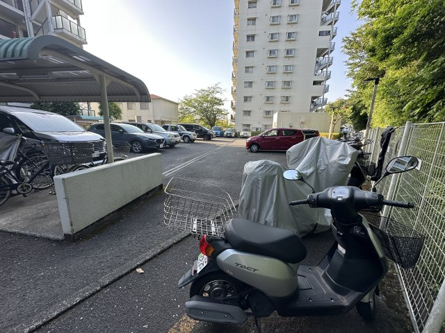 車とバイク駐車場の空き状況については、その都度、確認いたしますのでお気軽にお聞きください。