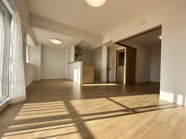 LDKと隣接した洋室は、リビングを広く使う事もできるので汎用性が高い間取りになってます。