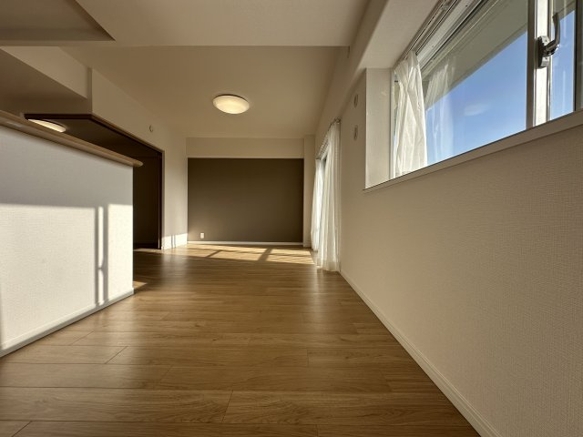 キッチンから見ると出窓があり明るい陽射しが射し込み風も良く抜けるので心地良い空間になってます。