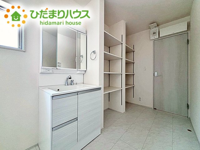 ワイドな独立洗面台には、ちょっとしたスキンケア用品などを置くのにも便利ですね(^^)/