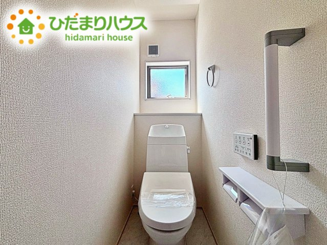 小窓があるため明るく換気も快適、省エネ、お掃除ラクラク仕様のウォシュレット！