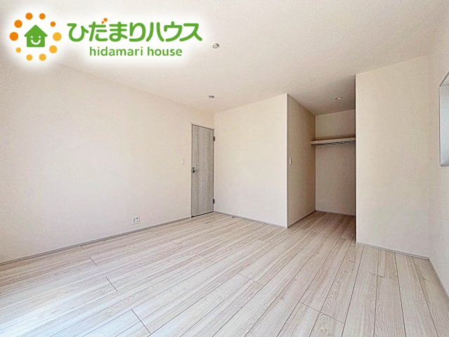 壁紙はシンプルで清潔なホワイトで統一しています。朝の光をたっぷり浴びながら一日をスタート！目覚めは明るくあたたかな場所で。