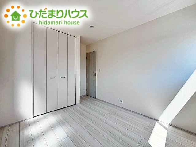 白い壁の洋室は、太陽の光だけでも十分明るく感じられますね