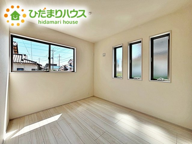 窓からそそがれる暖かみのある明るい空間。広々としたプライベート空間で自分の時間を楽しめます。フローリング仕様で普段のお掃除も楽々です。