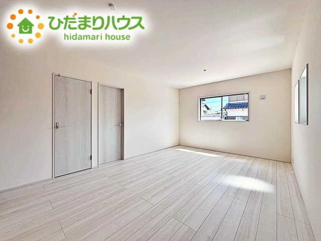 明るく開放的な空間が広がるLDK。室内には豊かな陽光が注ぎ込み、爽やかな住空間を演出。ホームパーティーでもゲストと一緒に料理を楽しみながら楽しい時間を過ごせそう。