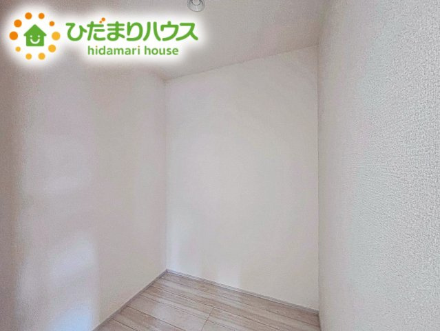 暮らしのちょうど良いところにクローゼットを配置することで家の中がスッキリと片付きます。掃除道具や家族それぞれの小物などを適材適所で収納可能。
