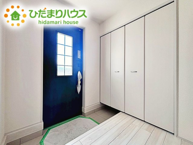 天井まであるシューズボックスは、家族全員の靴が入るため、散らかりがちな玄関もスッキリ片付きますね。