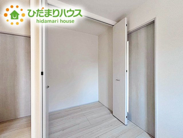 便利な廊下収納があるので掃除機や買いだめする洗面所用品はもちろん、箱買いしたペットボトルまでしまえます(^^)