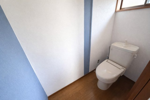 落ち着いた色調のトイレです