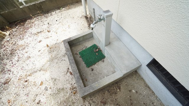 お庭に立水栓つき