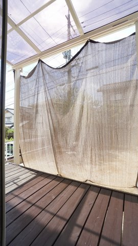 ＬＤＫから出入りできるウッドデッキ物干しスペース