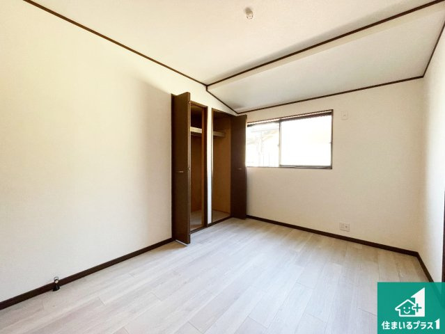 シンプルかつ開放的な窓のある洋室！　