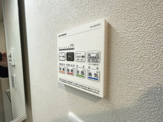 浴室乾燥機標準装備。浴室乾燥だけでなく、洗濯物も干せるので雨の日にも大助かりです。　