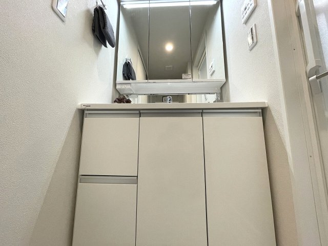 朝の身支度がスムーズに。合わせ鏡ができる三面鏡＆たっぷり収納の三面鏡付洗面化粧台新規交換済。　