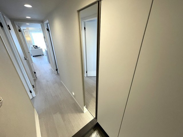 玄関には姿見付きシューズボックス採用。　　