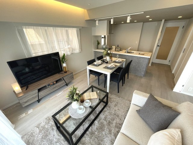 間接照明がオシャレなリビング※画像の家具・照明・小物等は販売対象に含みません。　