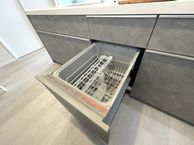 出しっぱなしの食器をなくして、いつも美しく。システムキッチン一体型のビルトイン食洗機。　