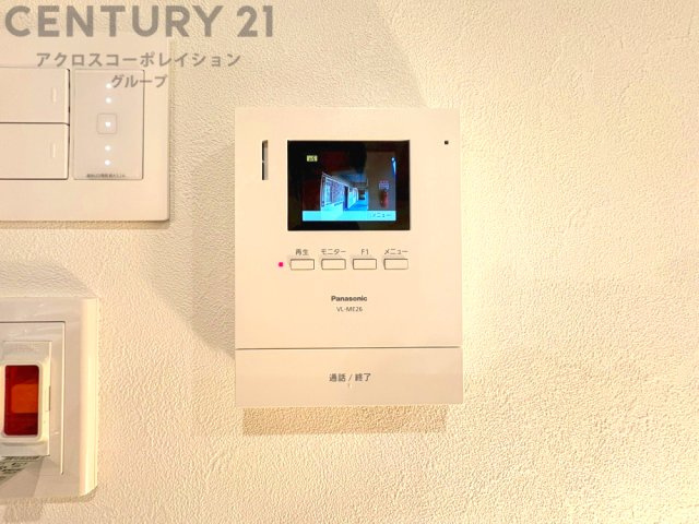 訪問者が来たときにテレビ画面で確認できるため、安心してドアを開けられます。録画機能があるものもあり、留守中に来訪者を記録しておくことができます。利便性が高く、セキュリティ面でも安心です。
