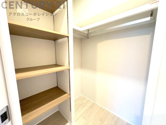 収納力が高く洋服や小物を整理しやすく、更衣室のように使え、部屋がすっきり保てます。収納の配置を自由に調整でき、換気性が良く防湿・防虫対策も可能。快適で機能的な生活空間を実現できます♪