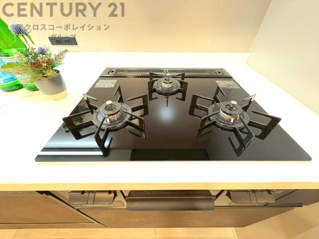 多数の調理器具を同時に使用でき、料理の効率化が可能。省エネで節約になり、様々な料理スタイルに適応できます。また、火力調整が独立しており、手入れや掃除もしやすく、今よりもっとお料理が楽しくなるかも。