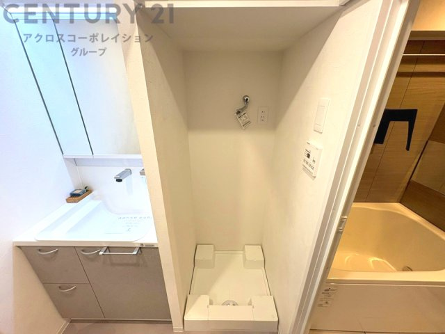 洗濯物の仕分け作業がしやすく、整理整頓が容易になります。洗濯音や湿気を他の部屋に持ち込まず、生活環境を快適に保ちます。上部を活用すれば収納スペースを確保でき洗剤や洗濯用品の整理もしやすくなります。