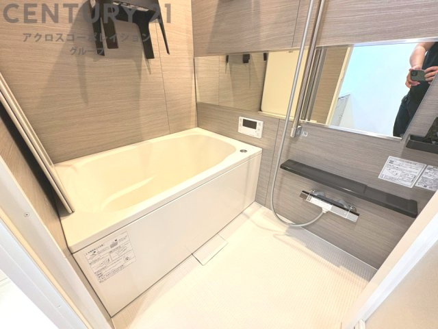 ユニットバスは省スペースでありながら、シンプルな設計と使いやすさを備え、簡便なメンテナンスが可能です。またミラー・小物置き場もあり便利です。