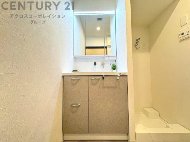 化粧品や洗顔料、歯ブラシなどの必需品をまとめて置ける収納スペースがあり、使用するたびに取り出す手間が省けます。また、水回りのため、濡れても大丈夫な素材が使用されており、お手入れが簡単です。