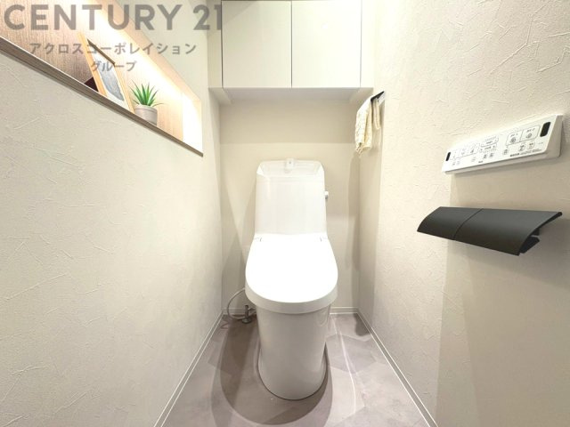 温水洗浄便座付トイレは温水洗浄機能により、暖かい水でおしりを洗浄することができ、冷たい水を使う従来の便座に比べ、温水洗浄機能で暖かいトイレを提供し、快適な使用を可能にします。