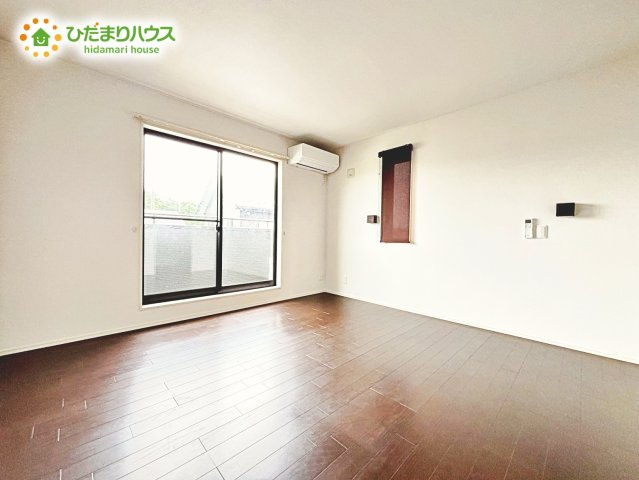 壁紙はシンプルで清潔なホワイトで統一しています。朝の光をたっぷり浴びながら一日をスタート！目覚めは明るくあたたかな場所で。