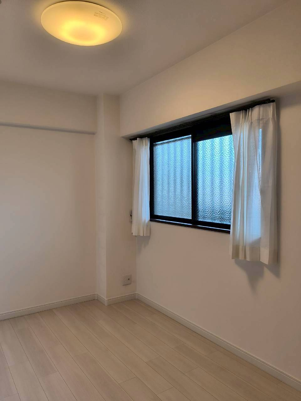 コンパクトで使いやすい洋室です