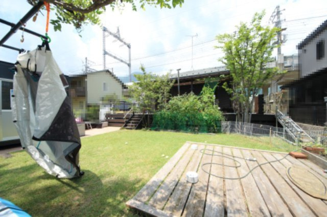 2026年7月撮影、庭から建物別角度