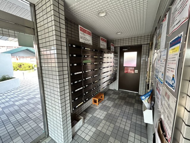 共用部はきれいに管理されており、管理体制の良さがうかがえるメールコーナー。快適なマンションライフを支えます。