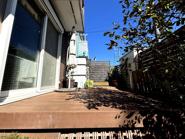 金属製の朽ちないウッドデッキなので長期的なご利用を検討頂けるデッキスペースです♪小さなお子様のプール遊び等にも良さそうです♪