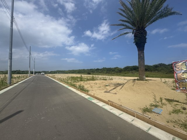 道路は6ｍの開発道路なので基本的にお住まいの方しか通らない道路になります。
