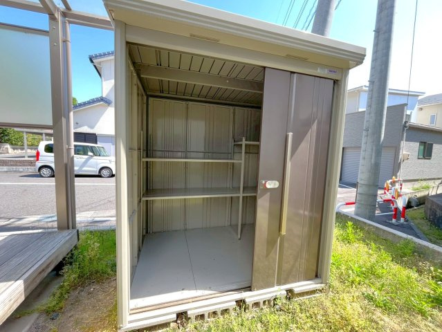 幅1.8ｍ×奥行1.4ｍの大きな倉庫！タイヤも自転車も入ります♪