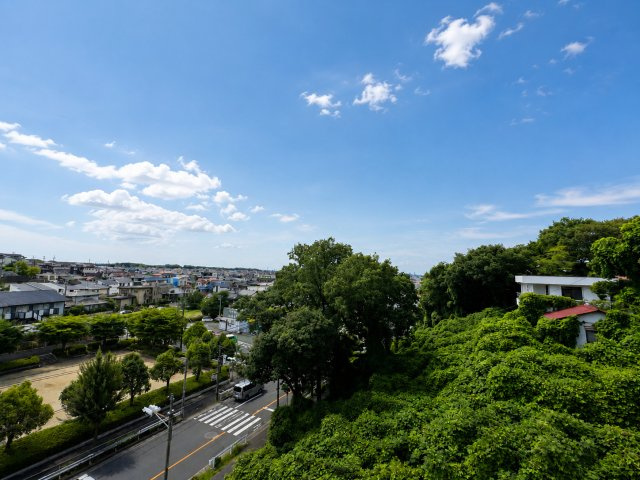 6階部分南西角部屋のため日当たり眺望良好です！また、周辺には、緑が多く室内からはリラックスできる景色が望めます！