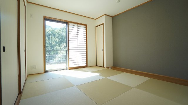 1Ｆの6帖和室　日当たり良好な癒される空間　※各部屋、各箇所に照明器具つき