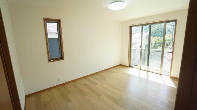 2Ｆの洋室（主寝室）　ワイドバルコニー、ＷＩＣつながり明るい広々空間　※各部屋、各箇所に照明器具つき