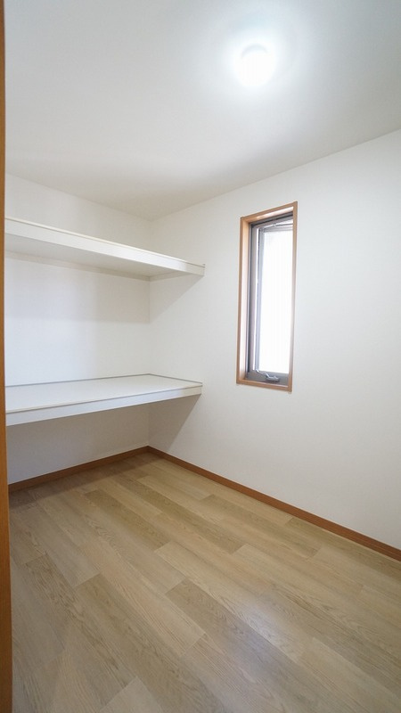 2Ｆの納戸　ひろびろ居室にも充分に使えます　※各部屋、各箇所に照明器具つき