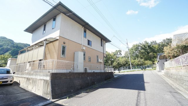 リノベーション済み4ＬＤＫ＋納戸、ＷＩＣ戸建て　角地、瀬戸内海が見える高台で眺望良好　フルリノベーション完了　60坪超の広い敷地、お庭、物置つき　車3台以上～駐車できます　太陽光パネルつき軽量鉄骨造り