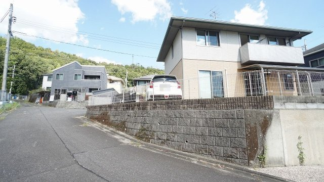 リノベーション済み4ＬＤＫ＋納戸、ＷＩＣ戸建て　角地、瀬戸内海が見える高台で眺望良好　フルリノベーション完了　60坪超の広い敷地、お庭、物置つき　車3台以上～駐車できます　太陽光パネルつき軽量鉄骨造り