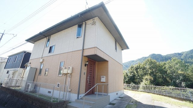 リノベーション済み4ＬＤＫ＋納戸、ＷＩＣ戸建て　角地、瀬戸内海が見える高台で眺望良好　フルリノベーション完了　60坪超の広い敷地、お庭、物置つき　車3台以上～駐車できます　太陽光パネルつき軽量鉄骨造り