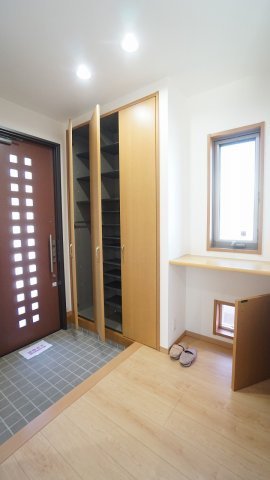 大容量のシューズ収納つき玄関　※各部屋、各箇所に照明器具つき